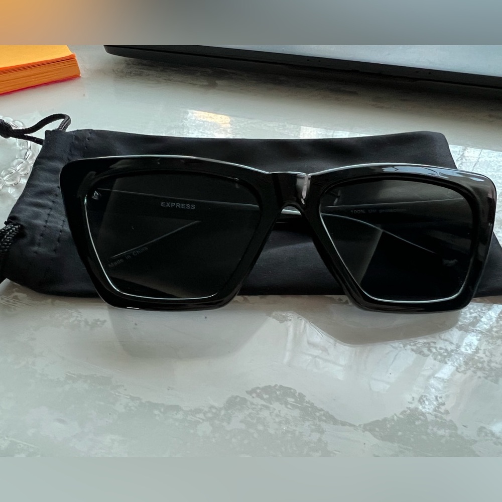 Black angular women’s sunglasses